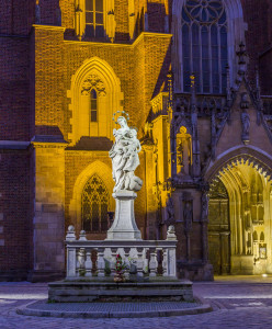 Statua di fronte alla Cattedrale